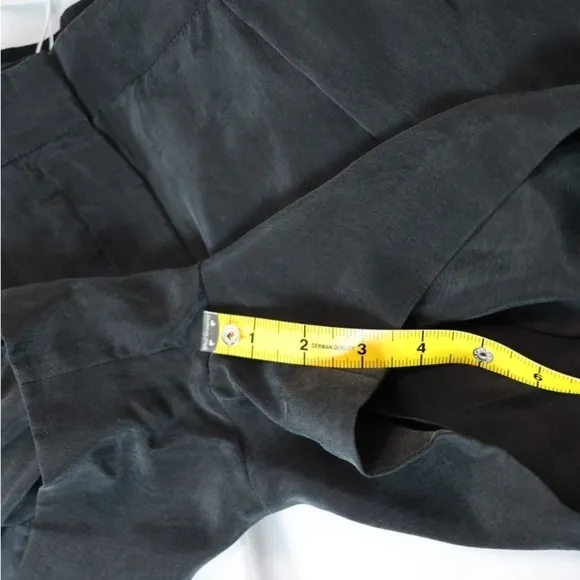 🅽🅴🆆 COS women’s black shorts with pockets, size 6