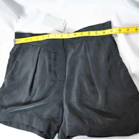 🅽🅴🆆 COS women’s black shorts with pockets, size 6