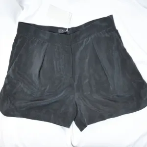 🅽🅴🆆 COS women’s black shorts with pockets, size 6