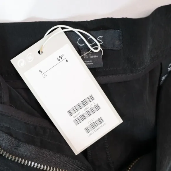 🅽🅴🆆 COS women’s black shorts with pockets, size 6