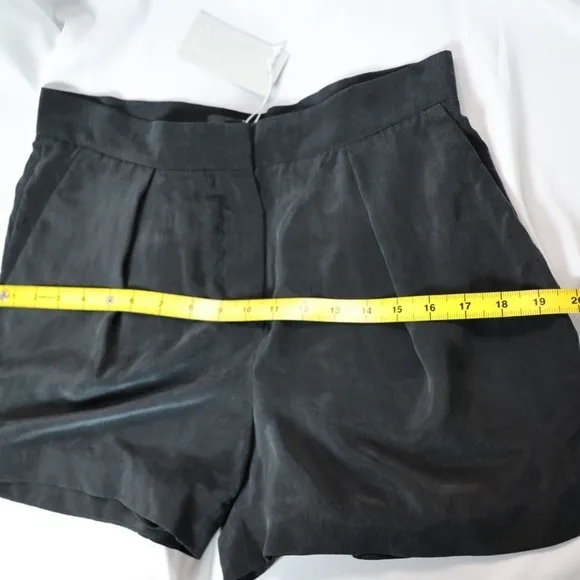 🅽🅴🆆 COS women’s black shorts with pockets, size 6