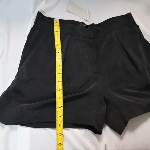 🅽🅴🆆 COS women’s black shorts with pockets, size 6