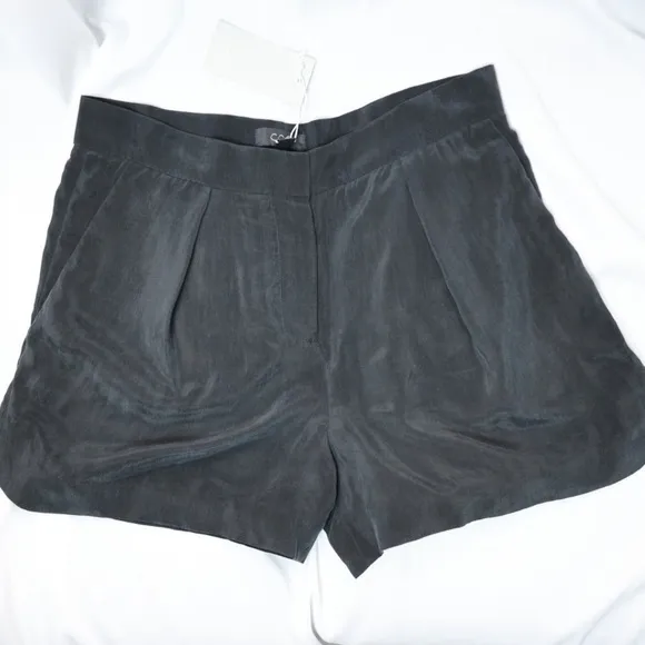 🅽🅴🆆 COS women’s black shorts with pockets, size 6