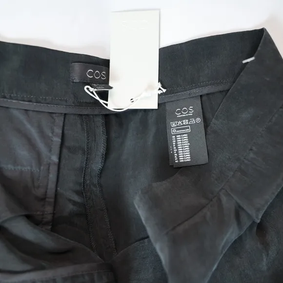 🅽🅴🆆 COS women’s black shorts with pockets, size 6