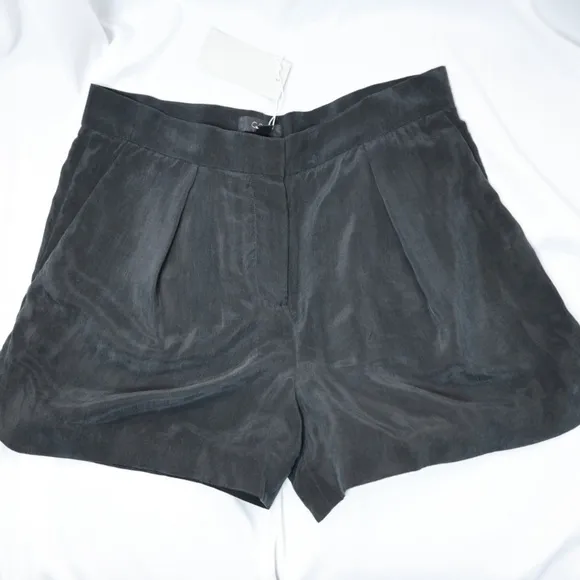 🅽🅴🆆 COS women’s black shorts with pockets, size 6