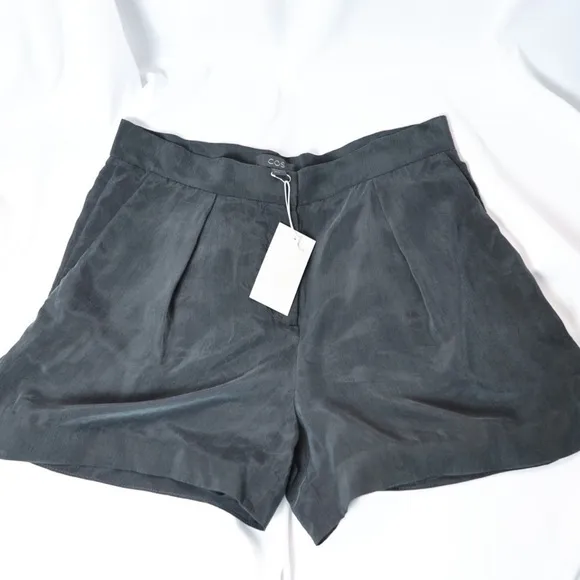 🅽🅴🆆 COS women’s black shorts with pockets, size 6