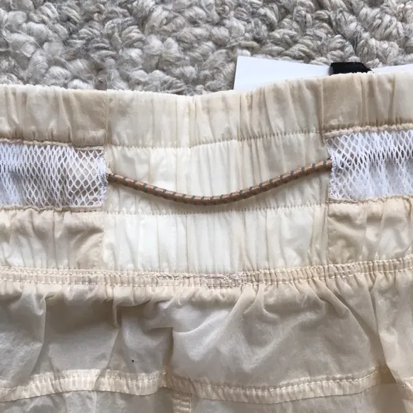 Lululemon NWT Step Out Short Size 8 White Opal