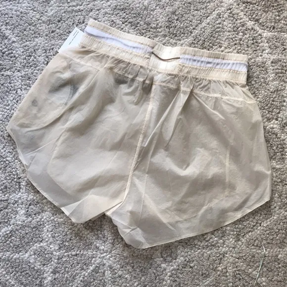 Lululemon NWT Step Out Short Size 8 White Opal