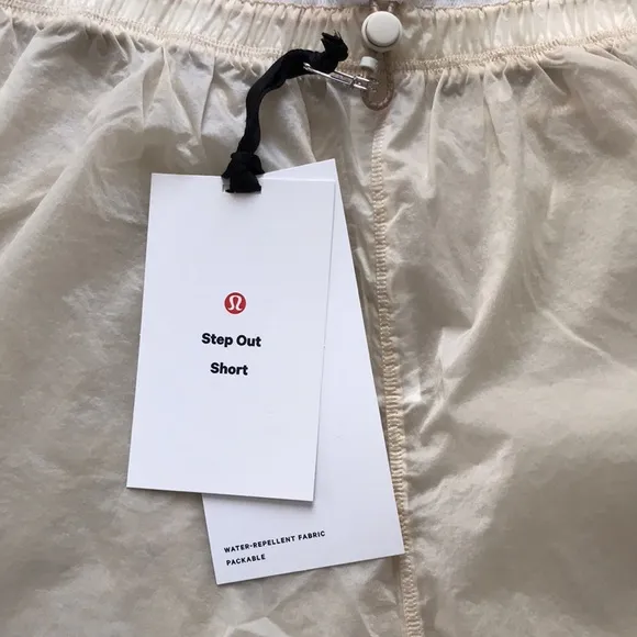 Lululemon NWT Step Out Short Size 8 White Opal
