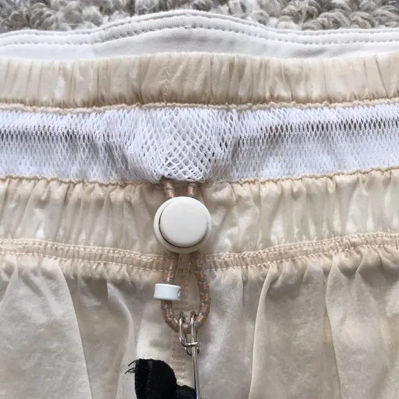 Lululemon NWT Step Out Short Size 8 White Opal