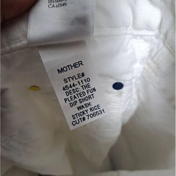 MOTHER snacks pleated fun dip shorts white button closure wide leg sz 29 NEW