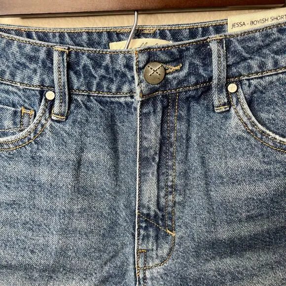 NWT Women’s Unpublished  Jessa-Boyish Denim Jean Short Size 27 #344