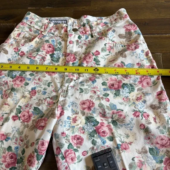 Vintage Jorts Capri Pedal Pushers Soft Denim Floral Printed Novelty Roses Small