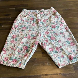 Vintage Jorts Capri Pedal Pushers Soft Denim Floral Printed Novelty Roses Small
